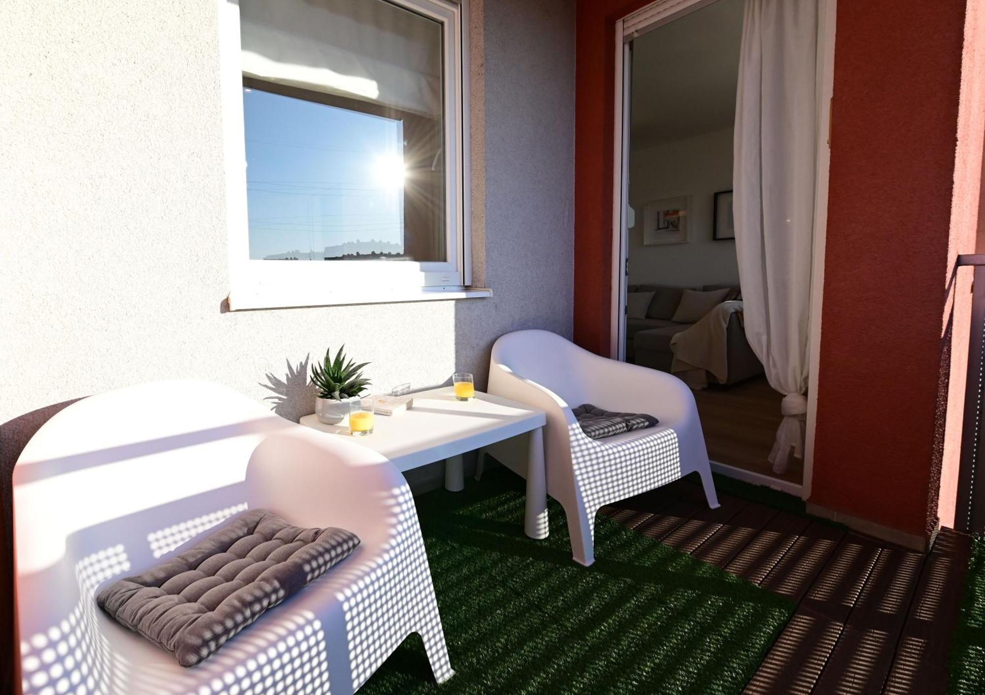 Delux La Arena With Private Garage Apartment
